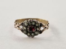 Georgian gold, garnet and seedpearl cluster ring, 1g total approx.