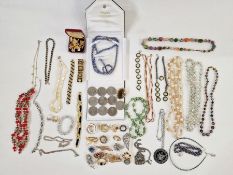 Quantity vintage brooches, necklaces and other costume jewellery (1 box)