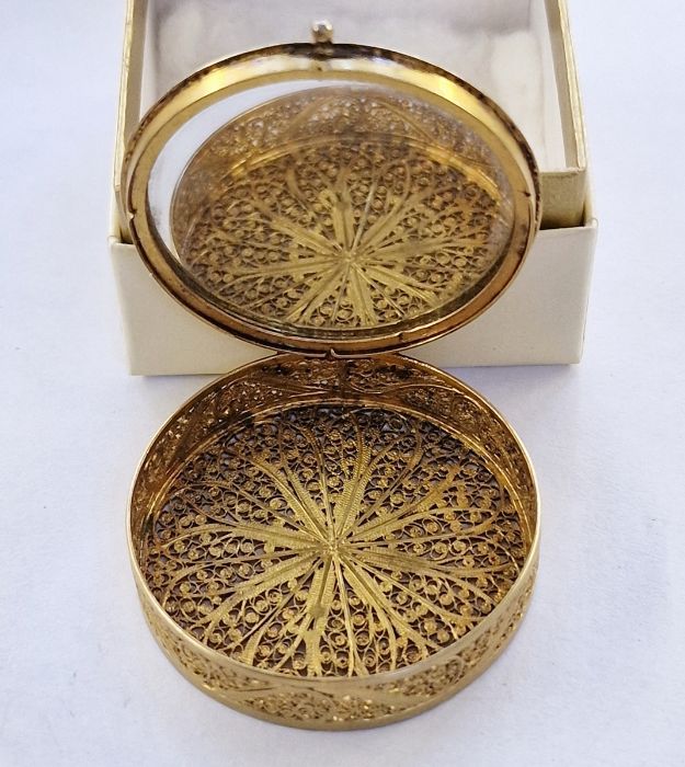 9ct gold cross pendant and an enamelled gilt filigree trinket box, circular with red and white cross - Image 2 of 4