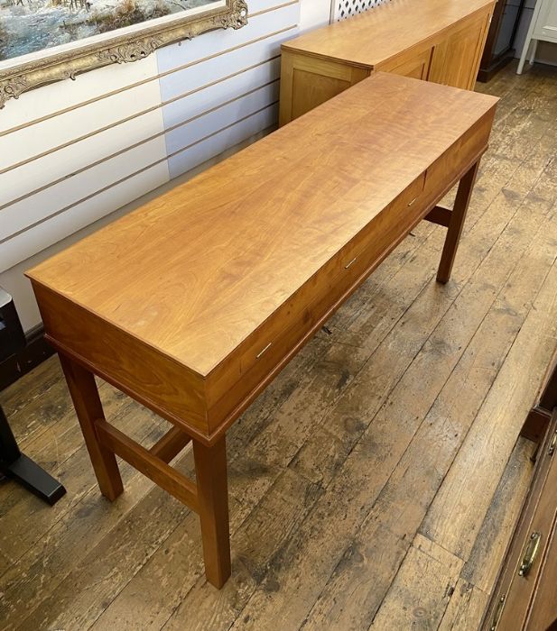 1975 clavichord in figured lightwood, possibly fruitwood, case with pale wood to the interior, on - Image 4 of 6