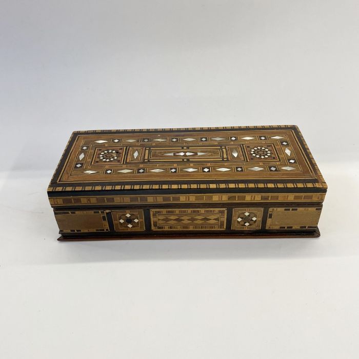 Parquetry inlaid box with mother-of-pearl and various other woods, 27cm long - Image 2 of 5