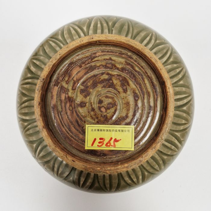 20th century Chinese Ming-style covered bowl of Yao Zhou type, celadon glazed, incised decoration, - Image 4 of 6