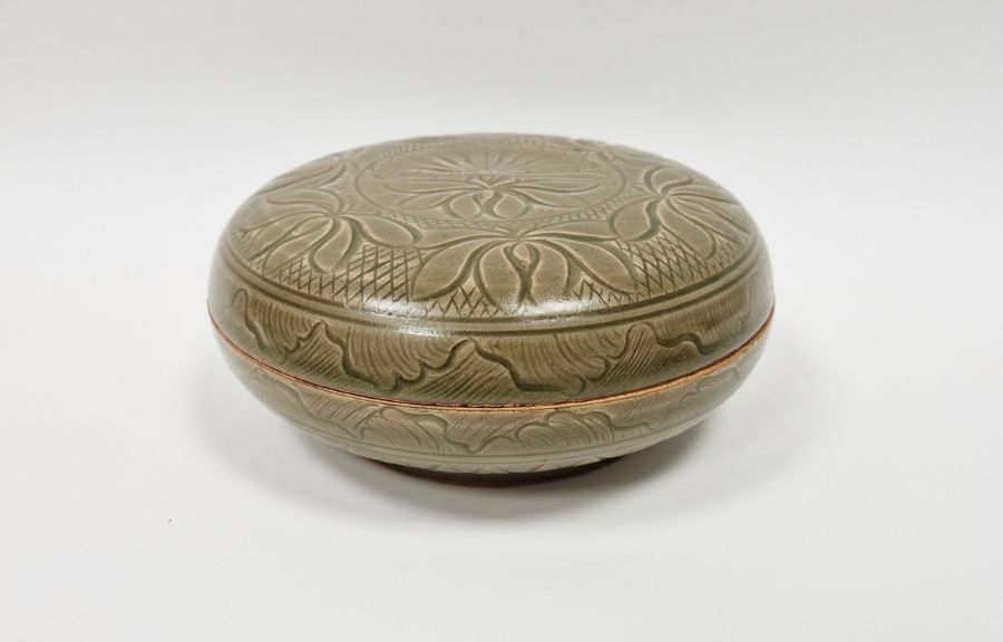 20th century Chinese Ming-style covered bowl of Yao Zhou type, celadon glazed, incised decoration,