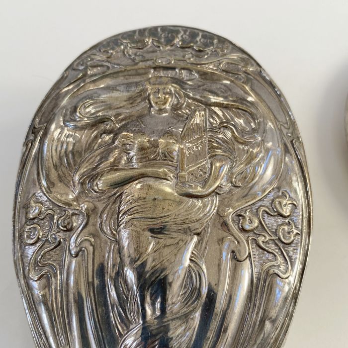 Art Nouveau silver-mounted four-piece dressing set by Walker & Hall, Chester 1911, repousse - Image 5 of 7