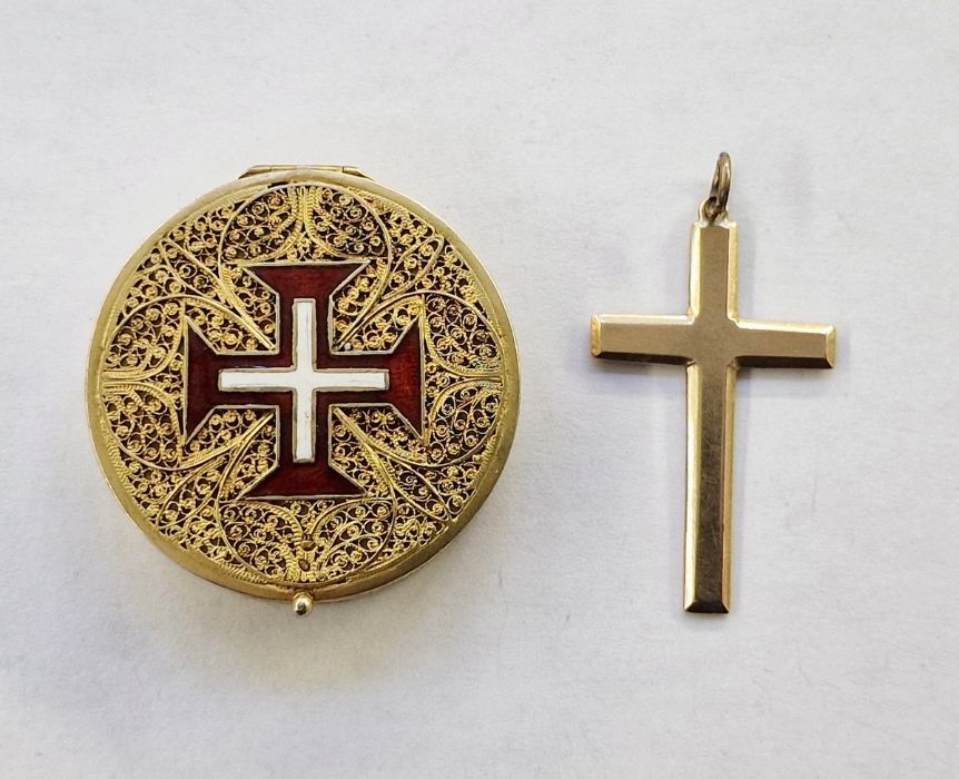 9ct gold cross pendant and an enamelled gilt filigree trinket box, circular with red and white cross