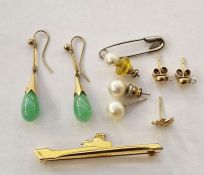 9ct gold bar brooch in the shape of a ship, 4g approx., a pair of drop pendants set with green