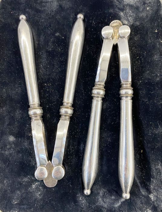 Three sets of silver handled tea knives, one Walker and Hall cased and a case set of antique - Image 2 of 5