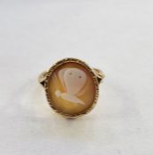 Gold cameo ring, the oval cameo engraved with moth-like insect, chased border Condition