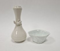 Chinese blanc de chine baluster vase with chioong applied, 13.5cm high, and a Chinese blanc de chine