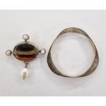 Tony Thomson silver, pearl and agate brooch set large oval stone with surround of four baroque