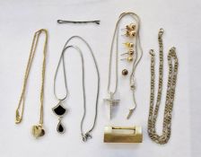 Gold-coloured metal stud earrings, silver-coloured metal and other jewellery items in Chinese