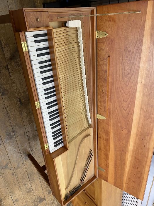 1975 clavichord in figured lightwood, possibly fruitwood, case with pale wood to the interior, on - Image 3 of 6