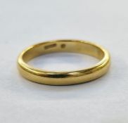 Gold-coloured metal wedding ring, 6.6g approx.