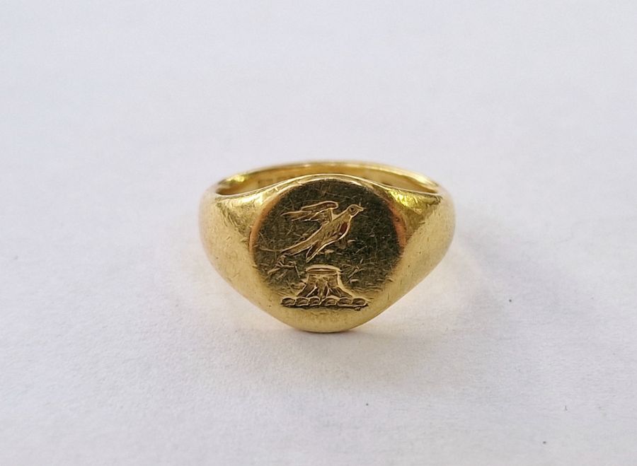 18ct gold signet ring with crest, 8.5g approx., size HCondition ReportA little scratched to the