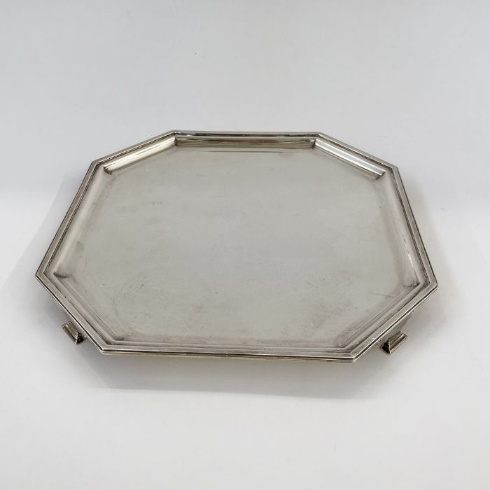 Silver salver, Goldsmiths, square with cut-off corners with scroll and stepped tab feet, modern, - Image 2 of 4