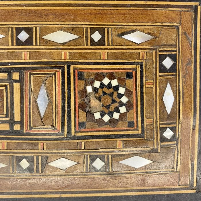 Parquetry inlaid box with mother-of-pearl and various other woods, 27cm long - Image 4 of 5