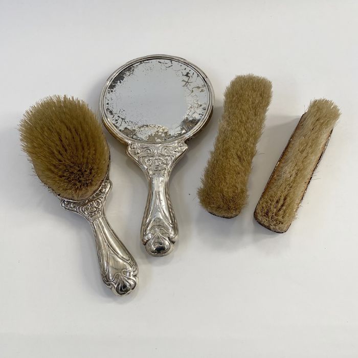 Art Nouveau silver-mounted four-piece dressing set by Walker & Hall, Chester 1911, repousse - Image 6 of 7