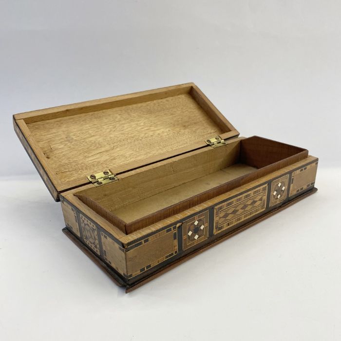 Parquetry inlaid box with mother-of-pearl and various other woods, 27cm long - Image 5 of 5