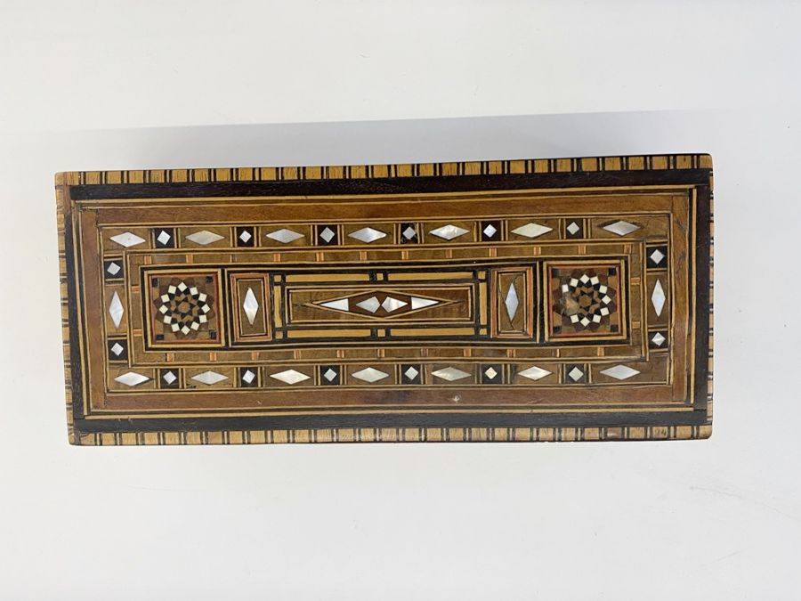 Parquetry inlaid box with mother-of-pearl and various other woods, 27cm long - Image 3 of 5