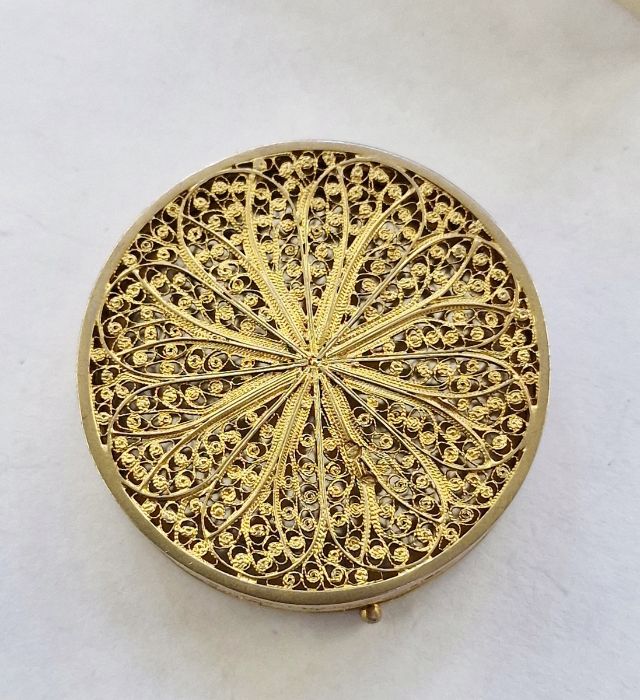 9ct gold cross pendant and an enamelled gilt filigree trinket box, circular with red and white cross - Image 3 of 4