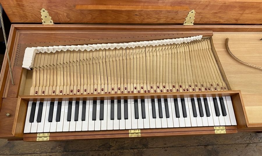 1975 clavichord in figured lightwood, possibly fruitwood, case with pale wood to the interior, on - Image 2 of 6