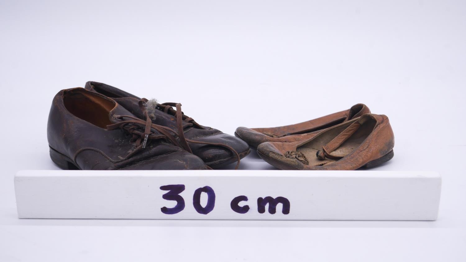 Two pairs of antique leather children's shoes, one with button fastening and one with laces. L.18cm - Image 6 of 6