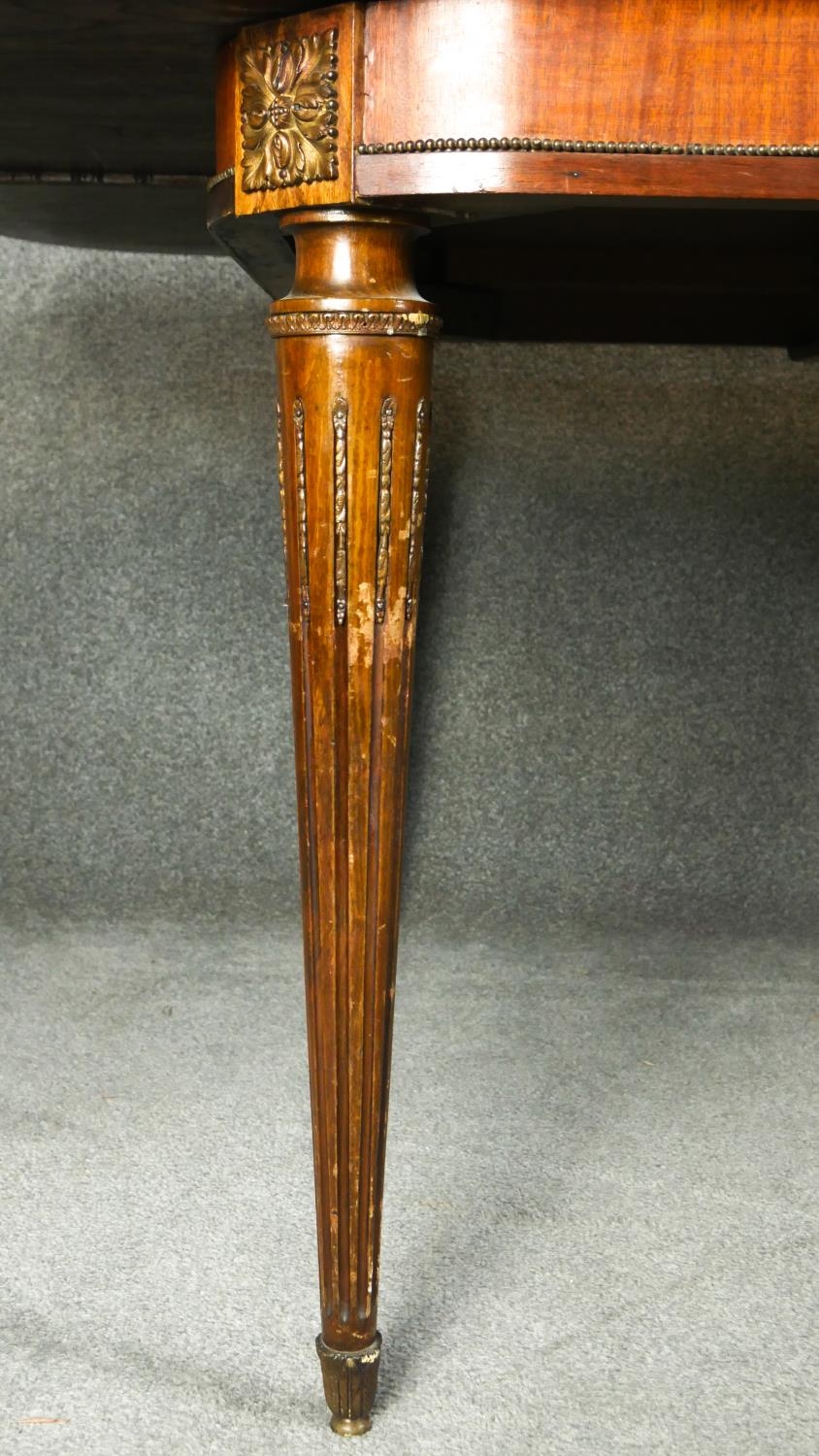 A French walnut section veneered and crossbanded extending dining table with extra leaf on fluted - Image 5 of 7