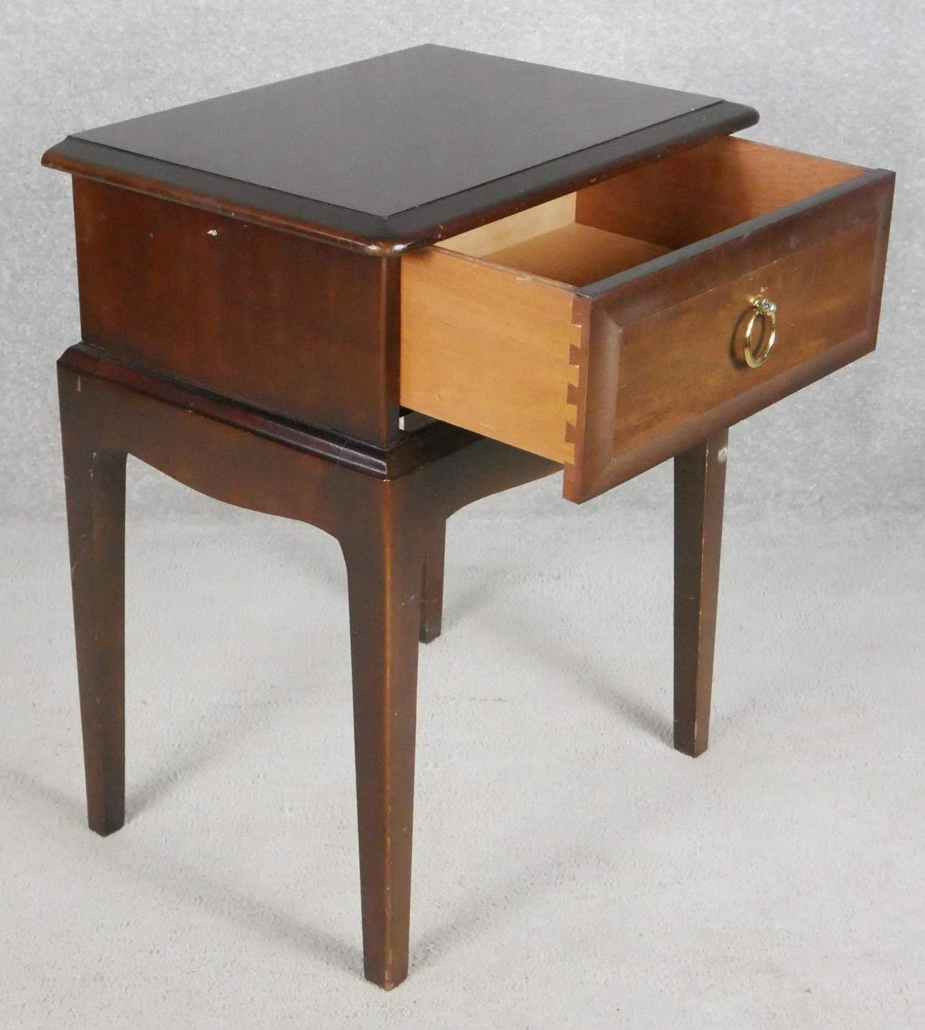A pair of mahogany Stag furniture bedside cabinets. H.58cm - Image 4 of 9