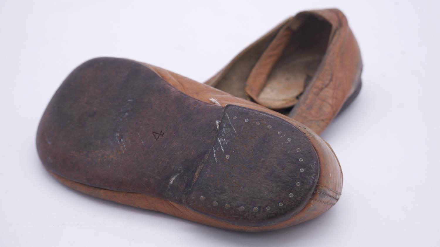 Two pairs of antique leather children's shoes, one with button fastening and one with laces. L.18cm - Image 5 of 6