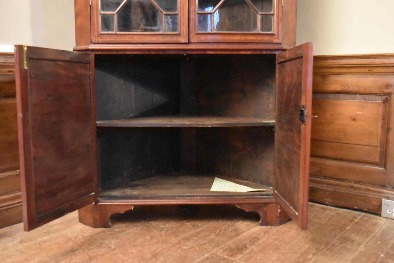 A Georgian mahogany and satinwood inlaid corner cupboard with dentil moulded cornice above - Image 6 of 9