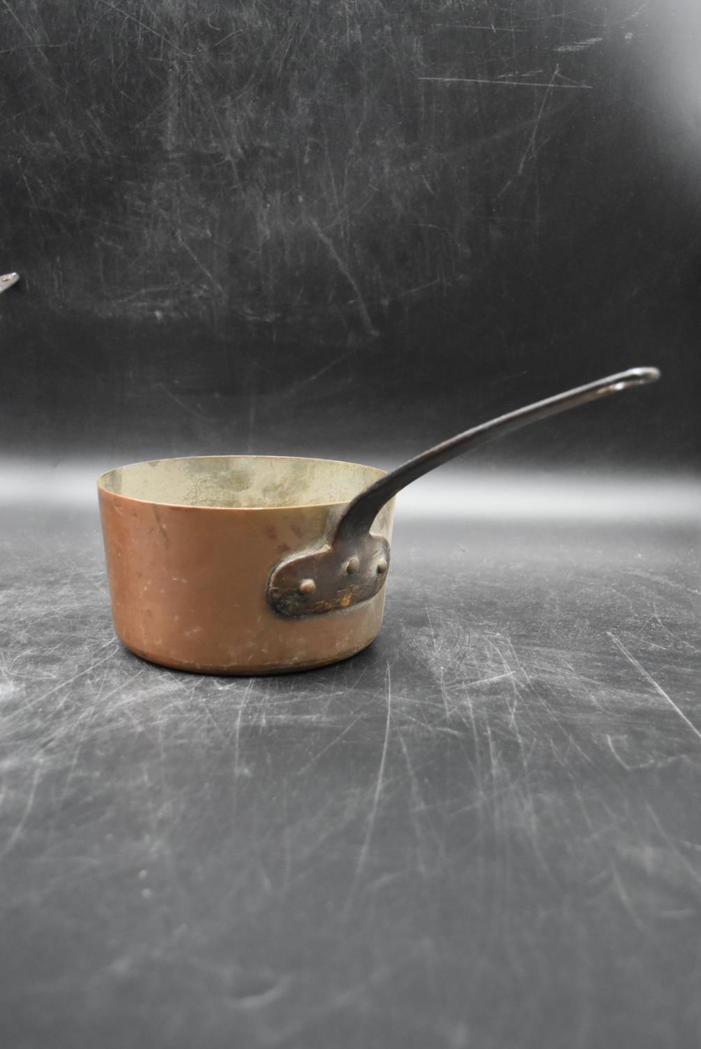 A set of three vintage copper saucepans. - Image 3 of 6