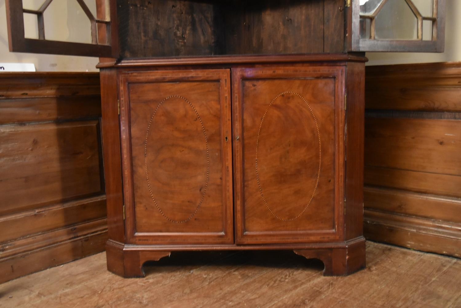 A Georgian mahogany and satinwood inlaid corner cupboard with dentil moulded cornice above - Image 5 of 9