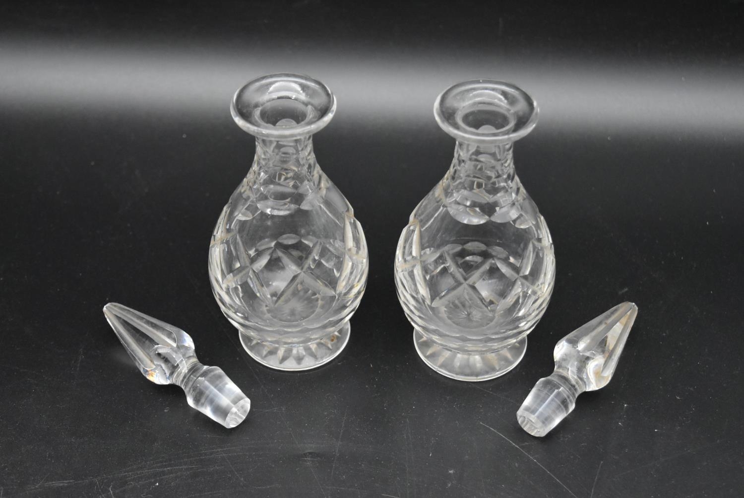 A pair of vintage crystal cut glass vinegar and oil bottles with tops. H.20cm (2) - Image 3 of 5