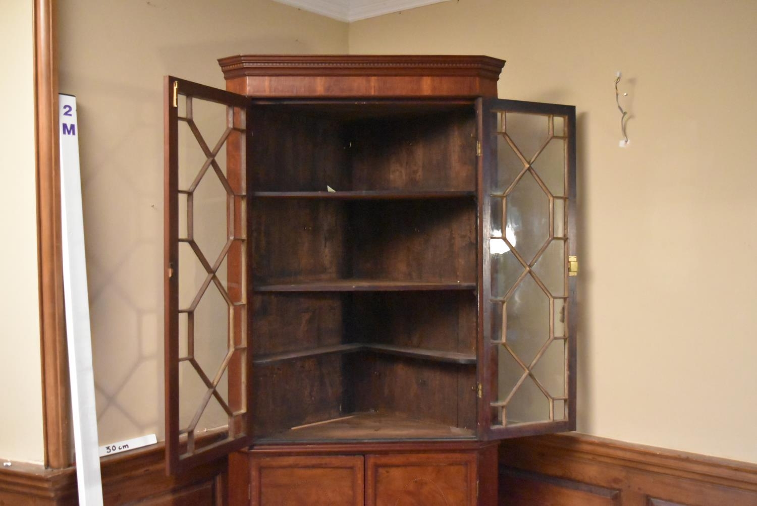 A Georgian mahogany and satinwood inlaid corner cupboard with dentil moulded cornice above - Image 2 of 9