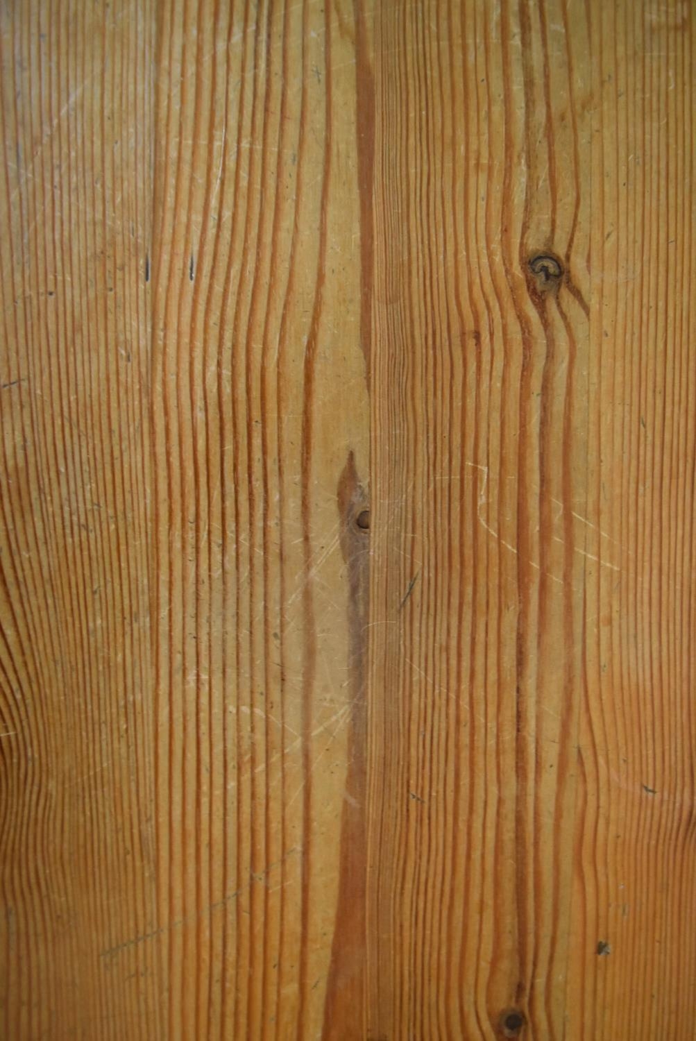 A large pine oval topped kitchen table. H.72 x 180 x 96cm - Image 4 of 4