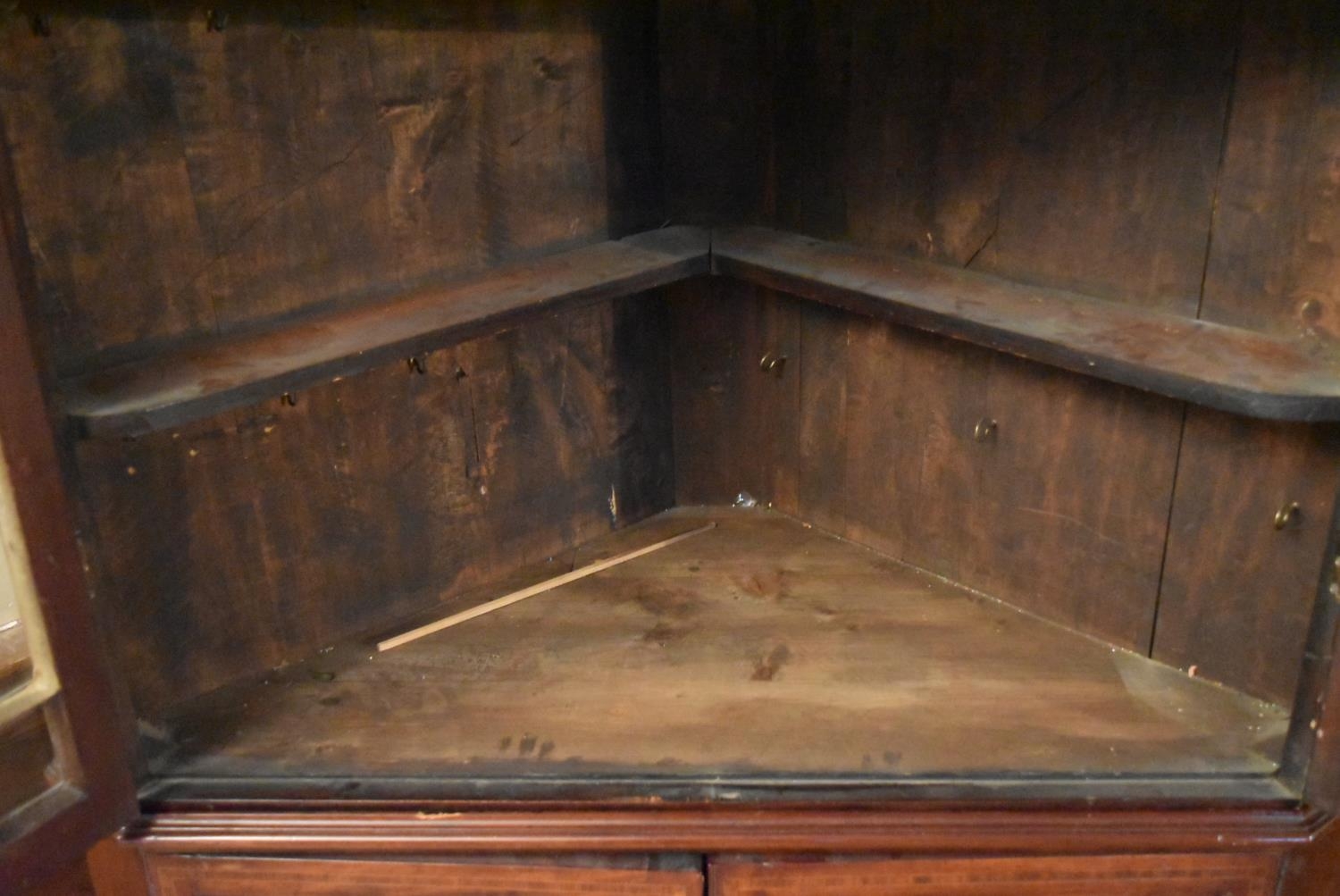 A Georgian mahogany and satinwood inlaid corner cupboard with dentil moulded cornice above - Image 4 of 9