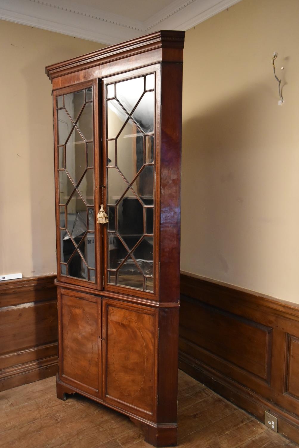 A Georgian mahogany and satinwood inlaid corner cupboard with dentil moulded cornice above - Image 9 of 9