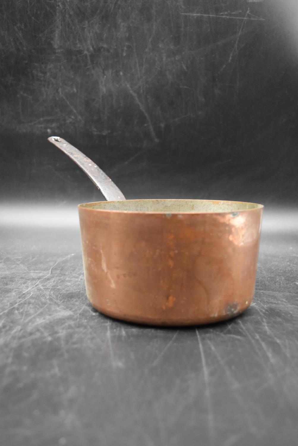 A set of three vintage copper saucepans. - Image 4 of 6