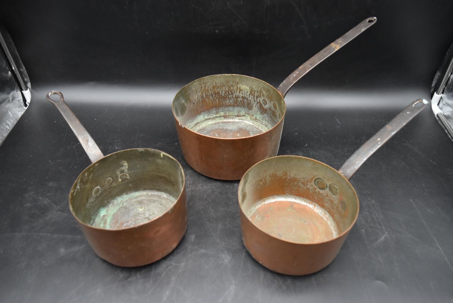 A set of three vintage copper saucepans. - Image 2 of 6