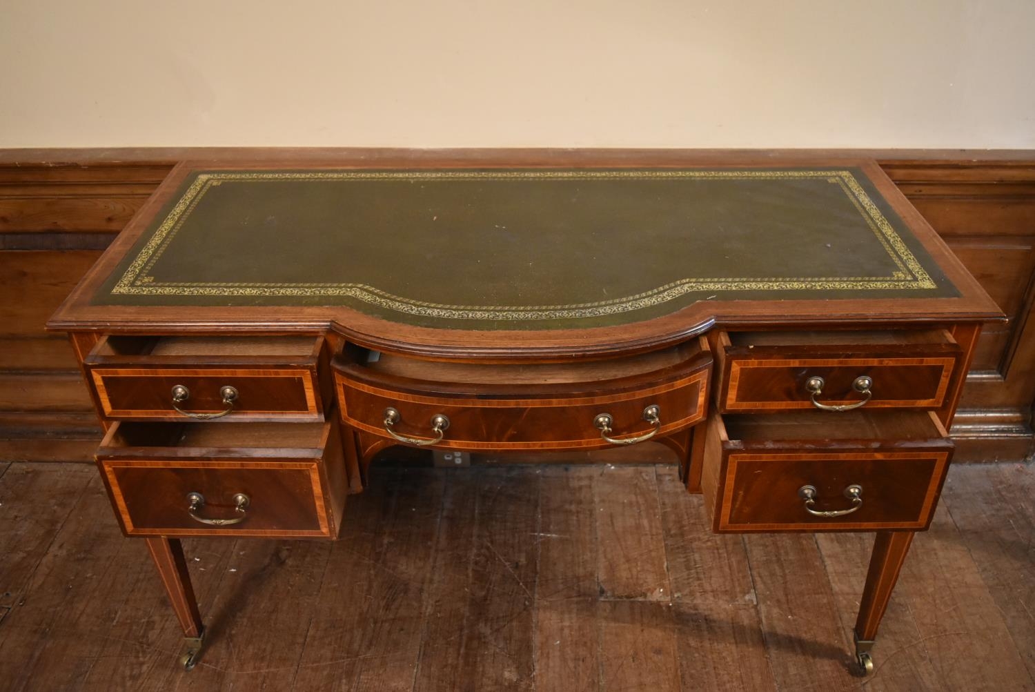 An Edwardian mahogany and satinwood inlaid writing desk with inset gilt tooled leather top raised on - Image 3 of 7