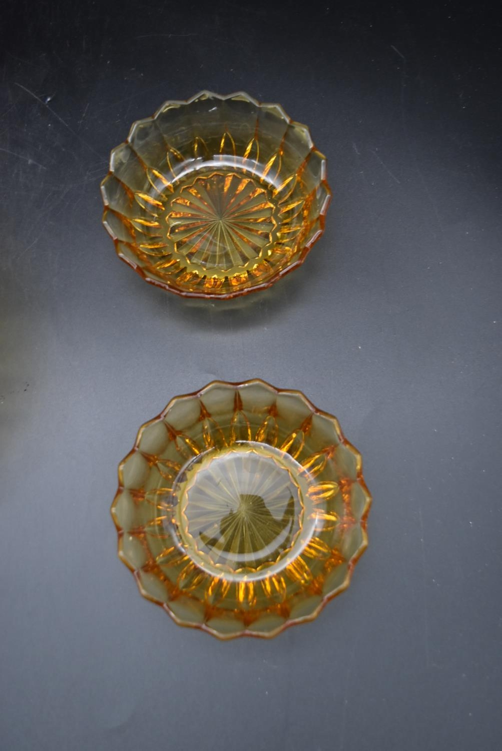 A set of seven vintage amber swirl depression glass fruit dessert bowls. H.7 Dia.20cm - Image 4 of 7