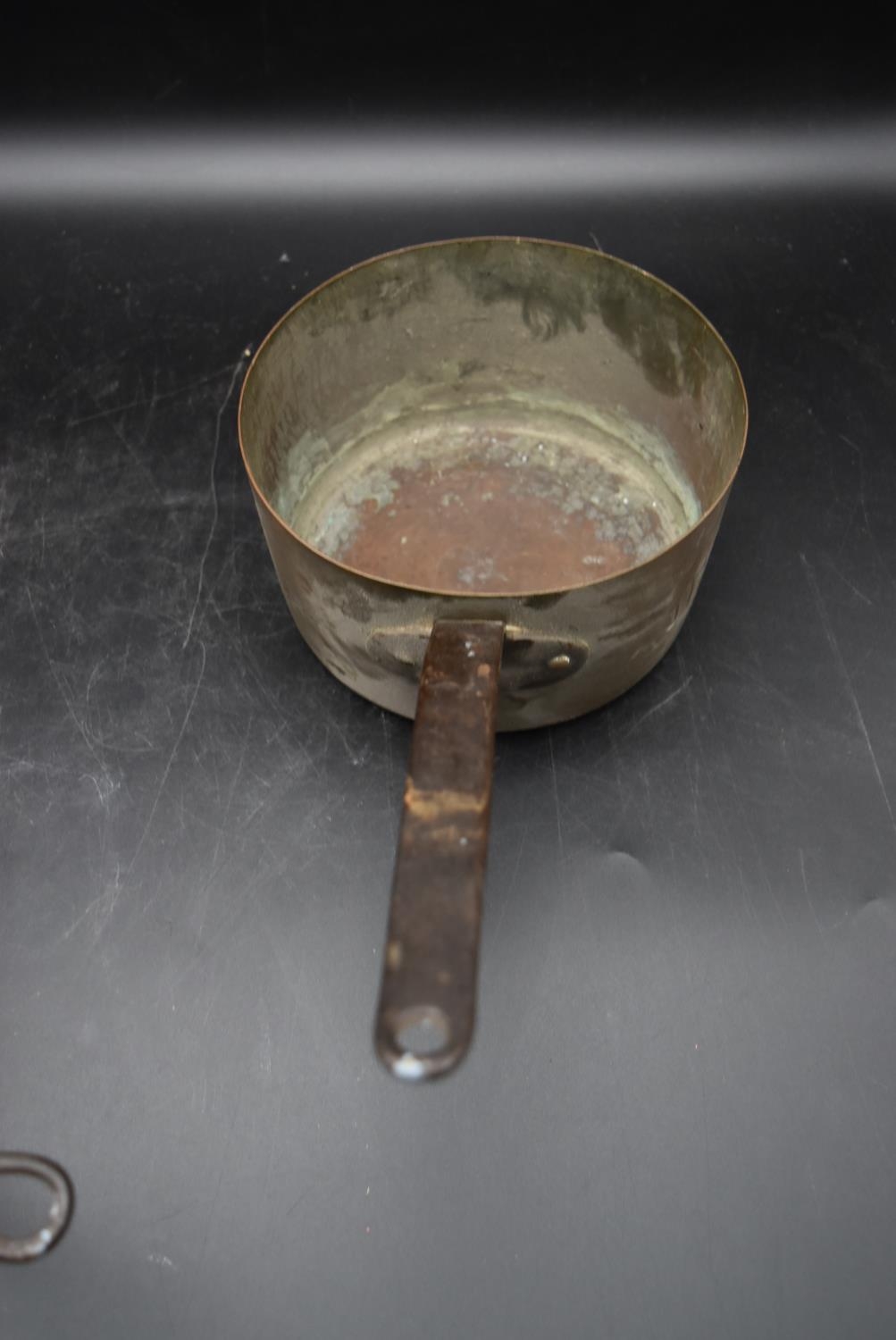 A set of three vintage copper saucepans. - Image 5 of 6