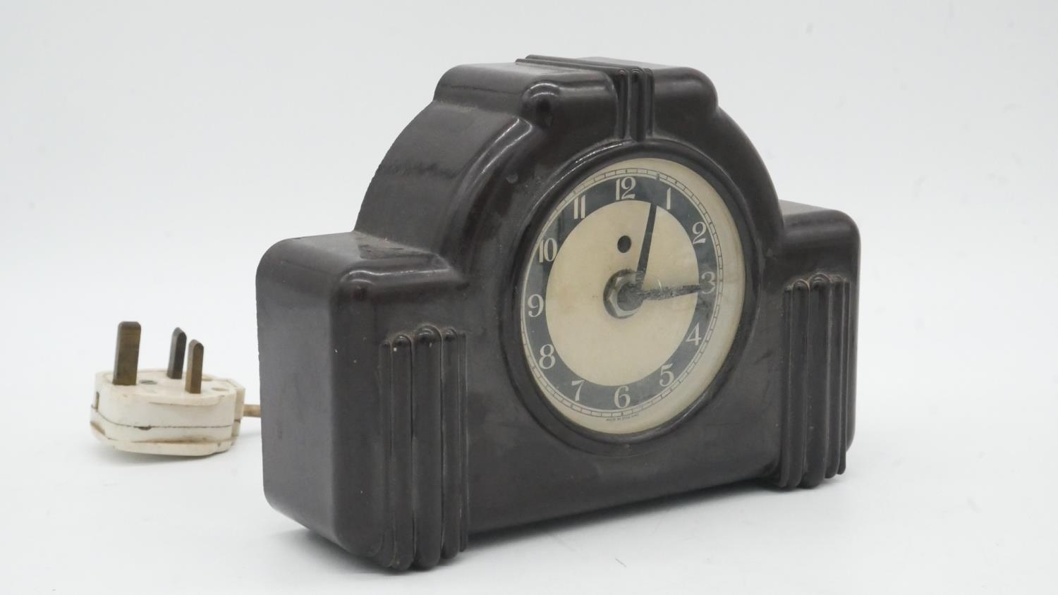 Four Art Deco mantle clocks. Including two brown bakelite clocks. H.22cm - Image 4 of 10