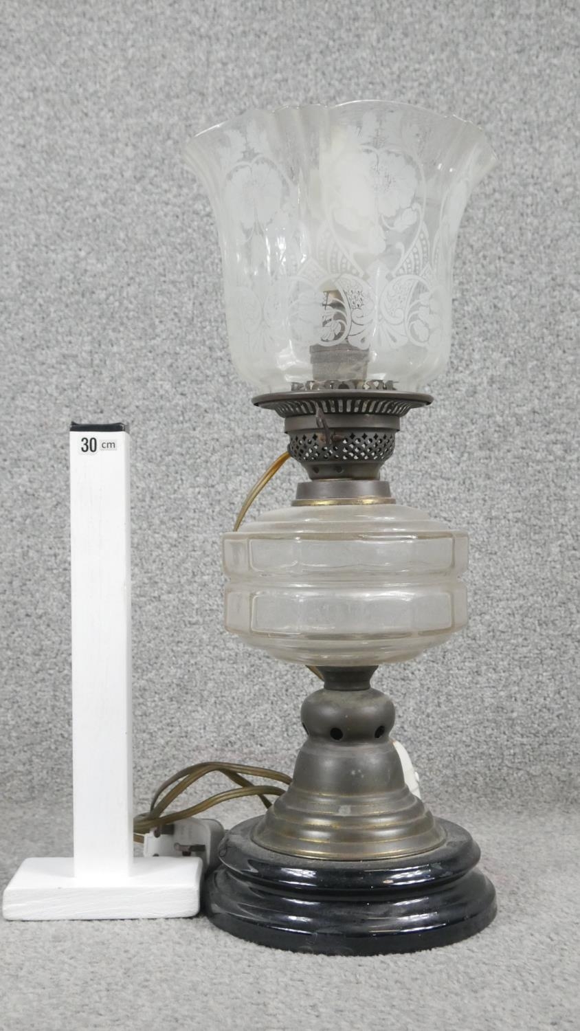 A Victorian brass converted oil lamp with opaque black glass base and frosted and etched glass shade - Image 5 of 5