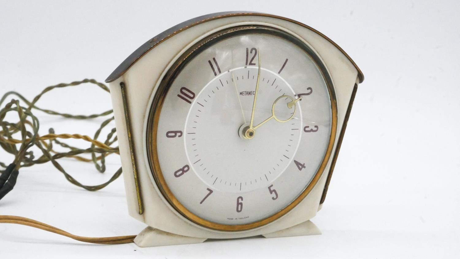 Four Art Deco mantle clocks. Including two brown bakelite clocks. H.22cm - Image 6 of 10
