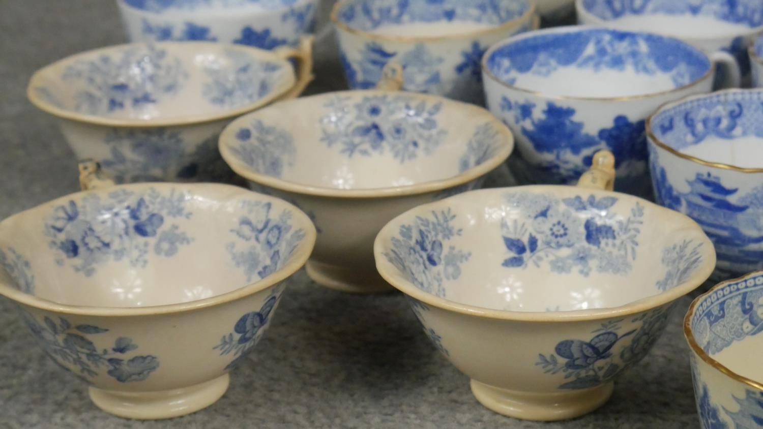 A large collection of early 20th century blue and white china with Oriental design and blue willow - Image 5 of 10