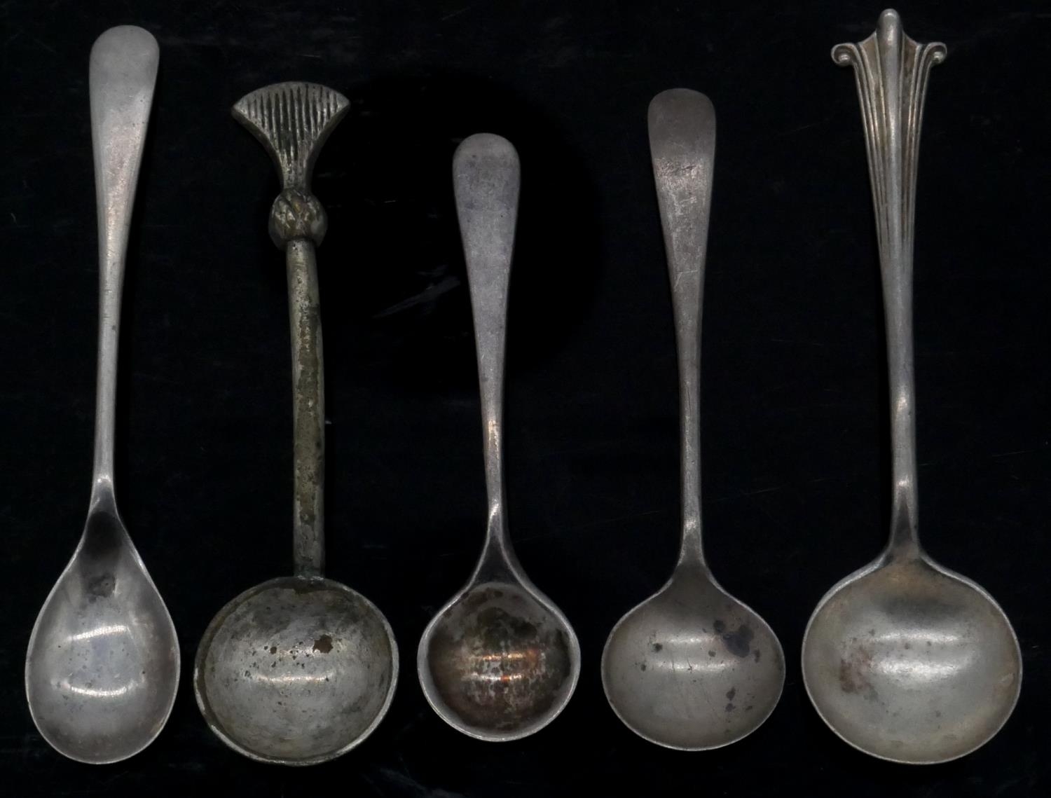 A collection of silver and silver plated teaspoons and other silver items. Including a pierced - Image 5 of 8