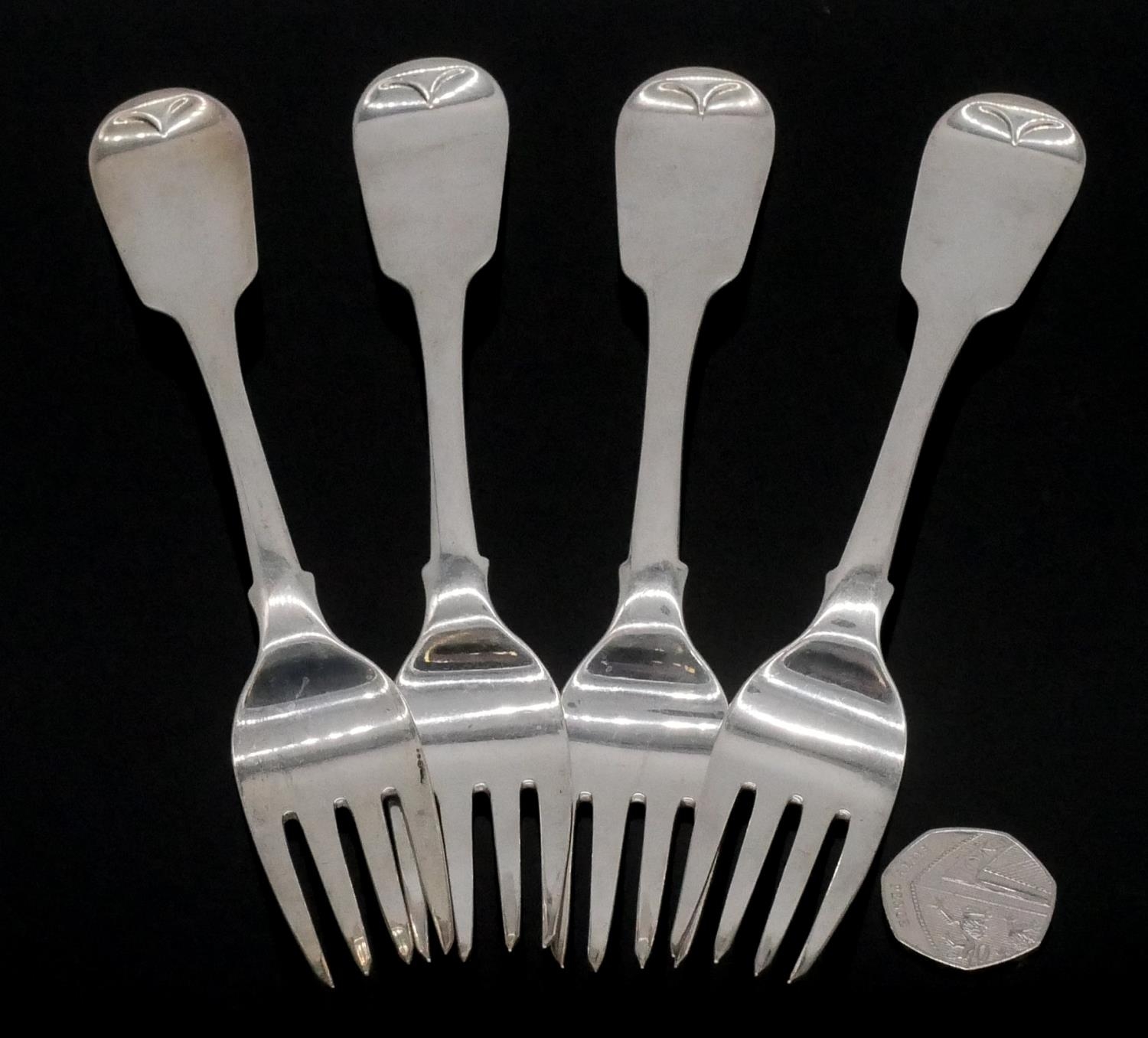 Four Georgian Irish silver filddle pattern serving forks with engraved coat of arms. Hakkmarked: - Image 4 of 4