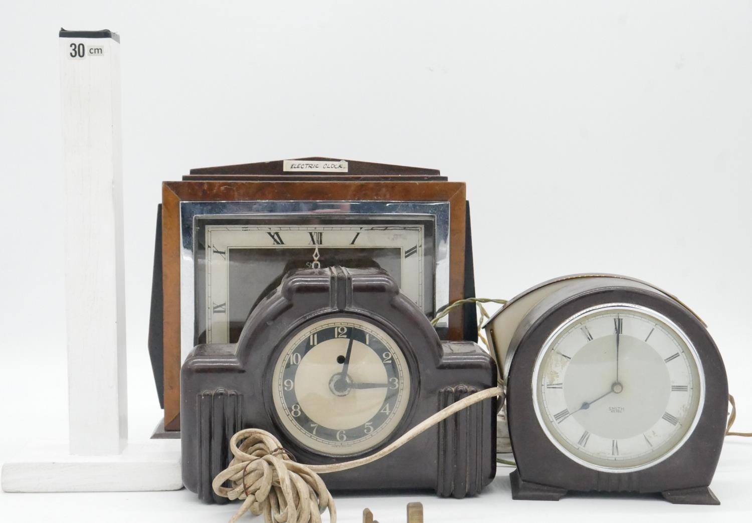 Four Art Deco mantle clocks. Including two brown bakelite clocks. H.22cm - Image 10 of 10