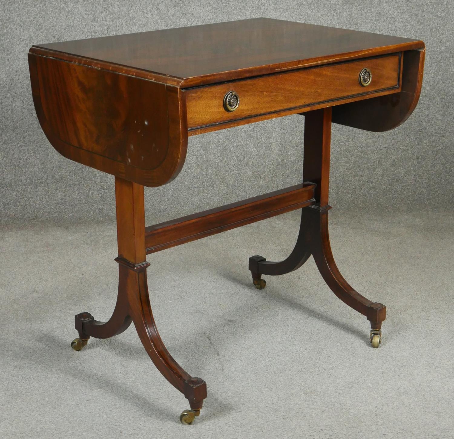 A Regency style flame mahogany and crossbanded sofa table on ebony strung swept supports resting - Image 2 of 7